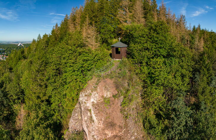 Blick auf den Gottlosbtempel bei Friedirchroda aus der Vogelperspektive