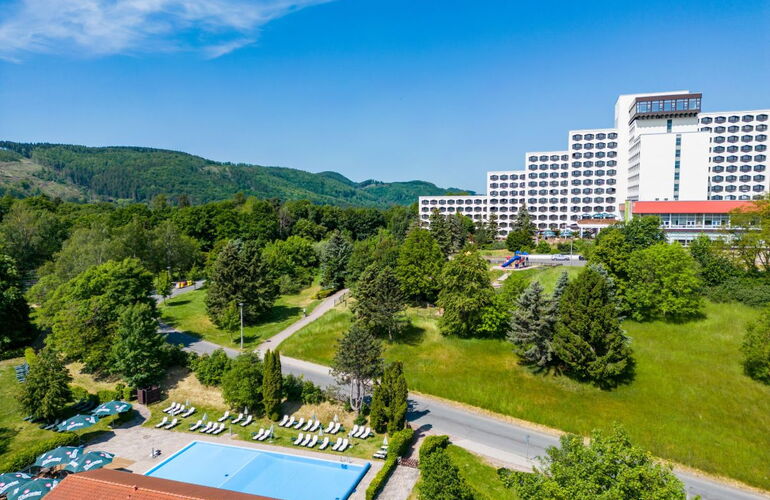 Außenansicht mit Pool im Sommer © 