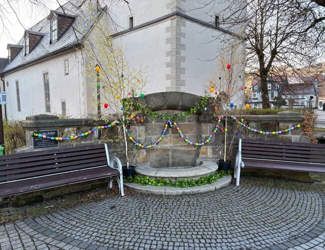 Buschmannbrunnen österlich geschmückt