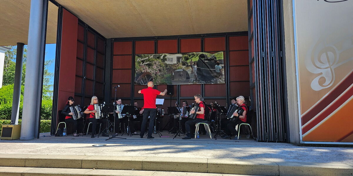 Kurkonzert Akkordeon Orchester Robert Flache