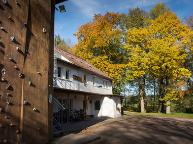 Außenansicht vom Waldhof Finsterbergen mit Kletterwand an der Fassade