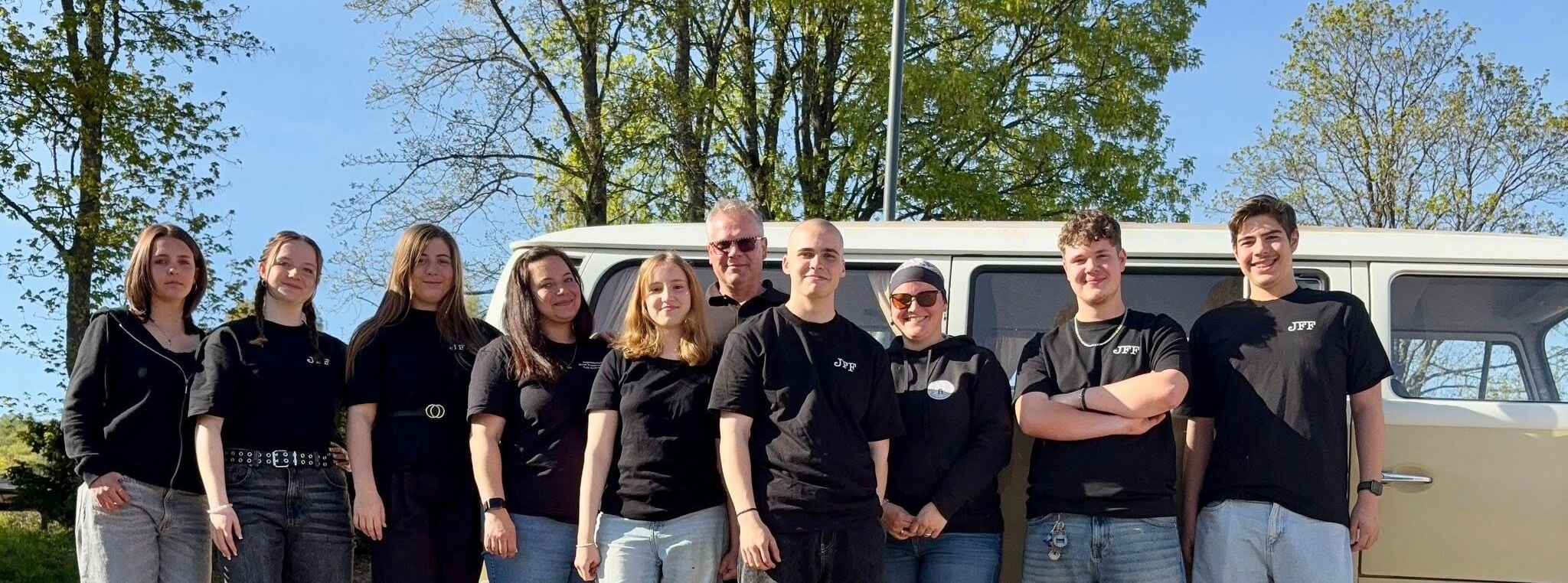 Gruppenbild Jugendbeirat und WirStadt in neuen Shirts