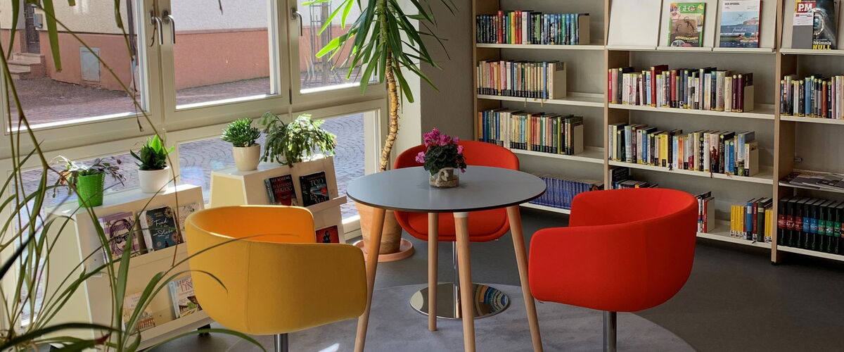 Sitzgruppe mit Bücherregal in der Bibliothek Friedrichroda