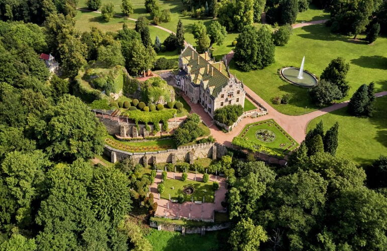 Luftaufnahme von Schloss und Park Altenstein in Bad Liebenstein