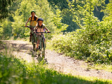 Zwei Radfahrer im Thüringer Wald bei Friedrichroda