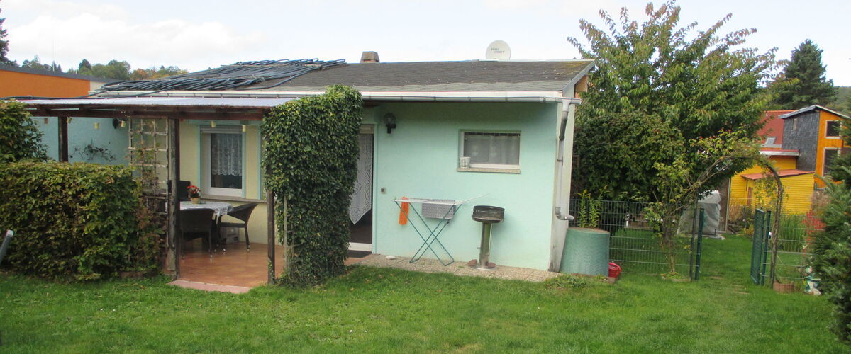 Außenansicht kleines grünes Ferienhaus Bungalow