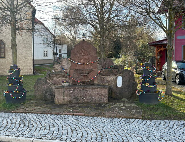 Osterschmuck Storchbrunnen Ernstroda