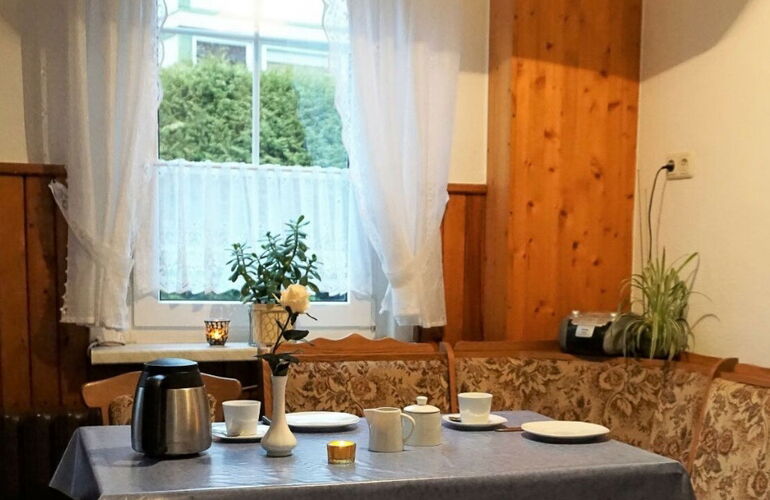 Küche mit Esstisch und Eckbank in der Ferienwohnung Furkert in Friedrichroda