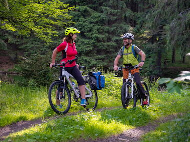 Zwei Radfahrer im Thüringer Wald bei Friedrichroda