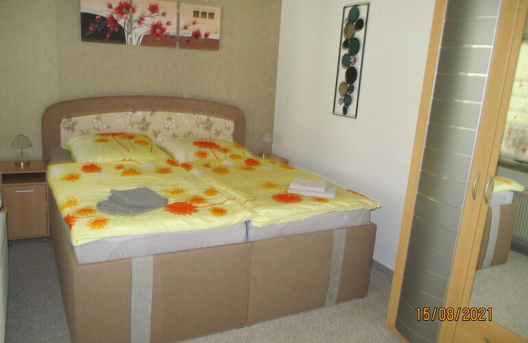 Schlafzimmer mit Doppelbett und Schrank