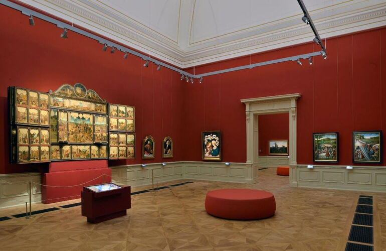 Gemäldegalerie, Altdeutscher Saal mit dem Tafelaltar und Liebespaar