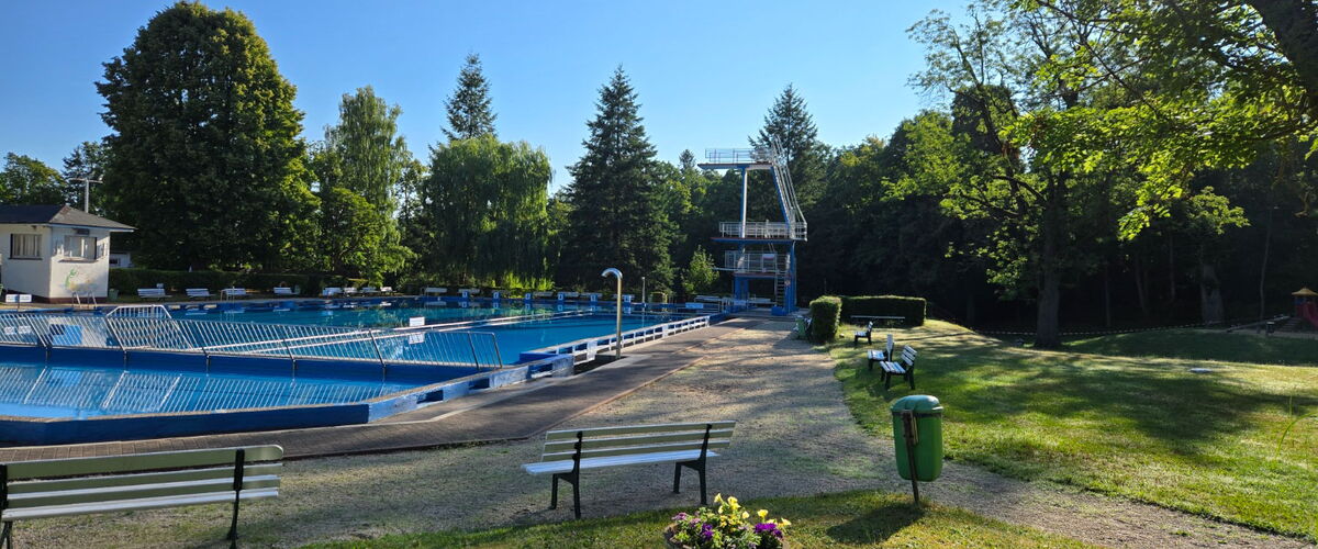 Schwimmbad Friedrichroda mit Sprungturm und Liegewiese