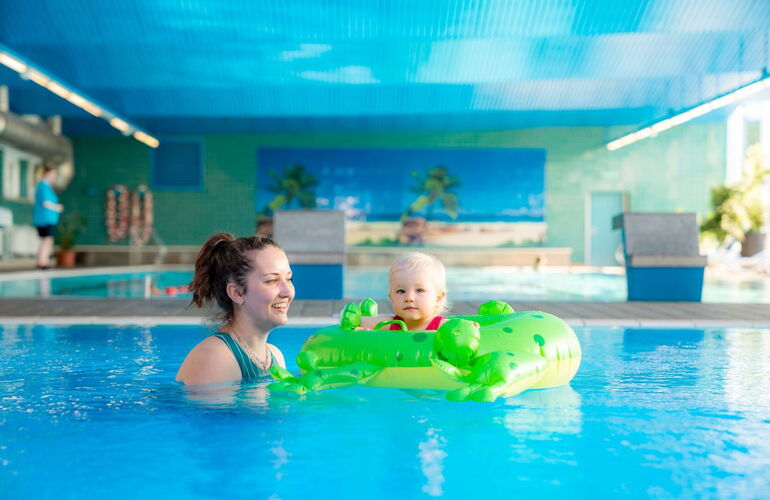 Innen-Pool mit Kinderbecken © 