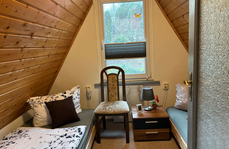 Spitzboden mit zwei Einzelbetten