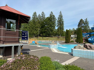 Freibad Finsterbergen mit Rutsche und Liegewiese