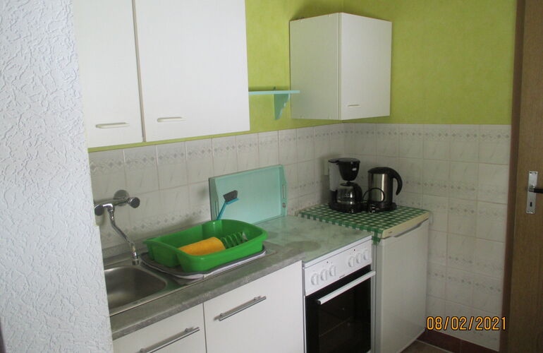 Küchenzeile mit Her und Spüle