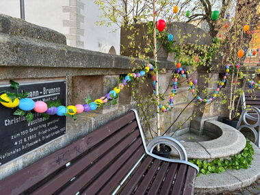 Buschmannbrunnen österlich geschmückt