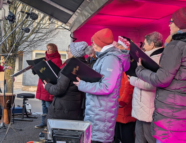 Gesangsauftritt Chor auf der Bühne