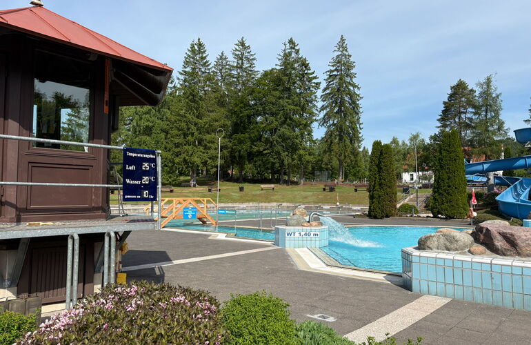 Freibad Finsterbergen mit Rutsche und Liegewiese
