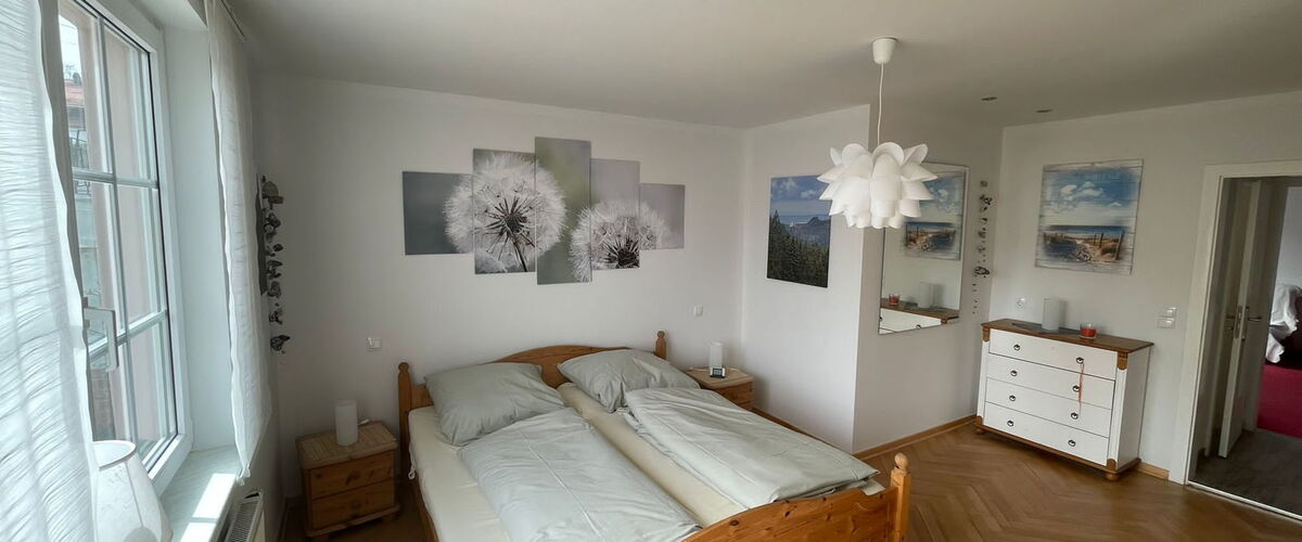helles freundliches Schlafzimmer mit Doppelbett