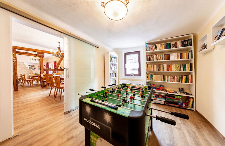 Gemeinschaftsraum mit Tischkicker und Bücherregal