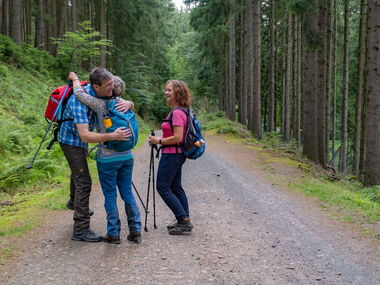 Wanderer begegnen sich im Thüringer Wald bei Finsterbergen