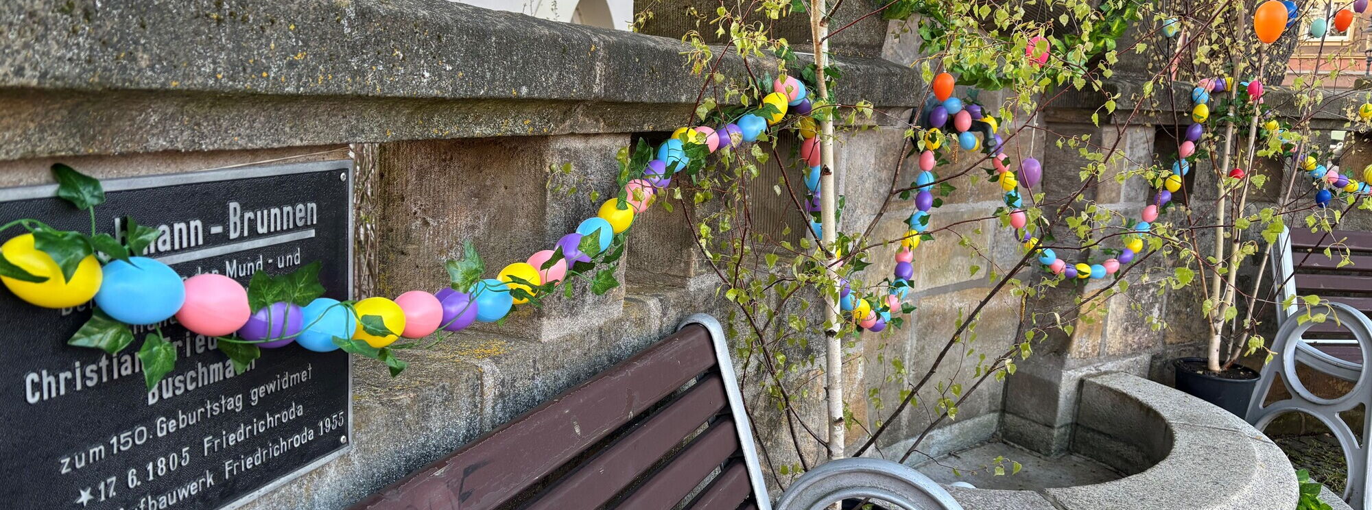 Buschmannbrunnen österlich geschmückt