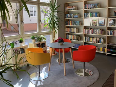 Sitzgruppe mit Bücherregal in der Bibliothek Friedrichroda