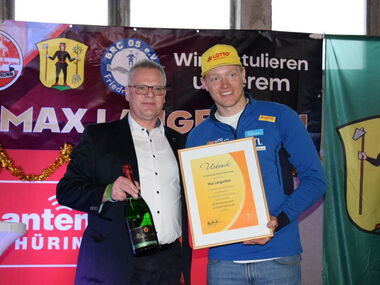 Bürgermeister übergibt Urkunde an Max Langenhan