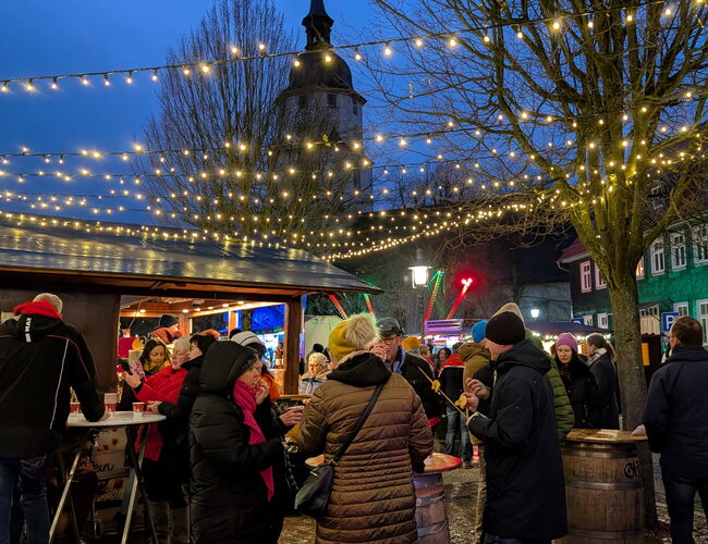 erleuchteter Kirchplatz mit Menschen