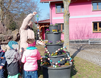 Brunnen Ernstroda österlich geschmückt Kita Kinder