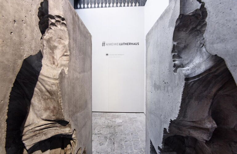 Die zeitgenössische Skulptur "man in a cube" des chinesischen Künstlers Ai Weiwei. Sie steht im Lutherhaus Eisenach.