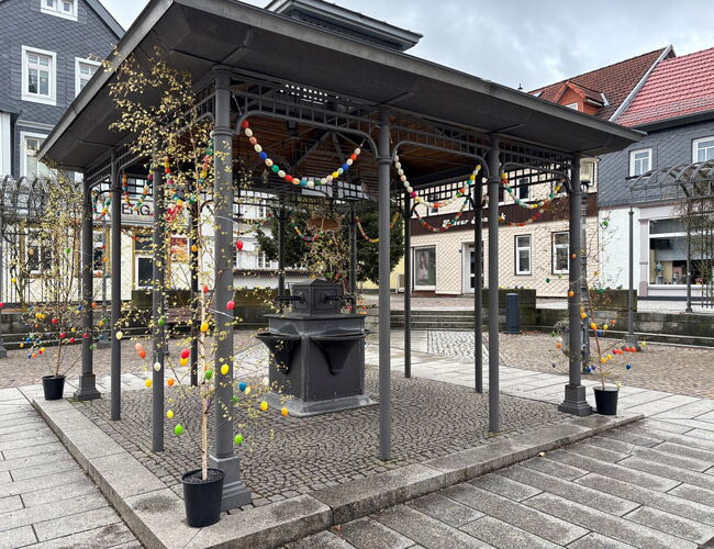 Trinkbrunnen Kirchplatz österlich geschmückt