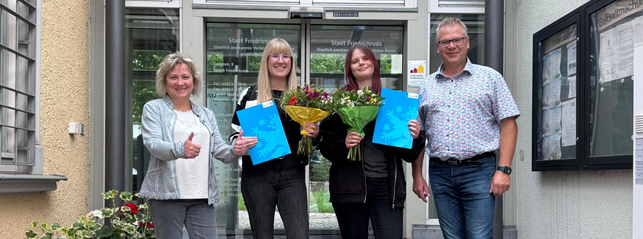 Monika Siede und Bürgermeister Kay Brückmann gratulieren Paula-Sophie Klar und Annabelle Bause zum Abschluss als staatlich geprüfte Verwaltungsfachangestellte als staatlich geprüfte Verwaltungsfachangestellte