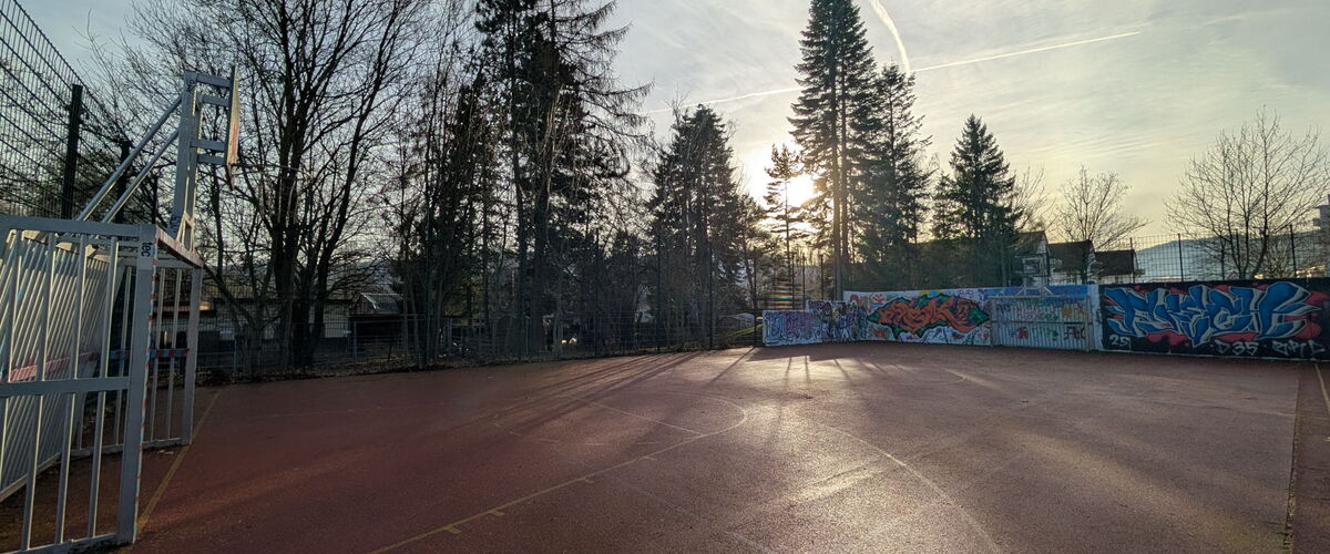 Bolzplatz mit Basketballfeld und Free Wall im Wohngebiet am Schwarzbach in Friedrichroda