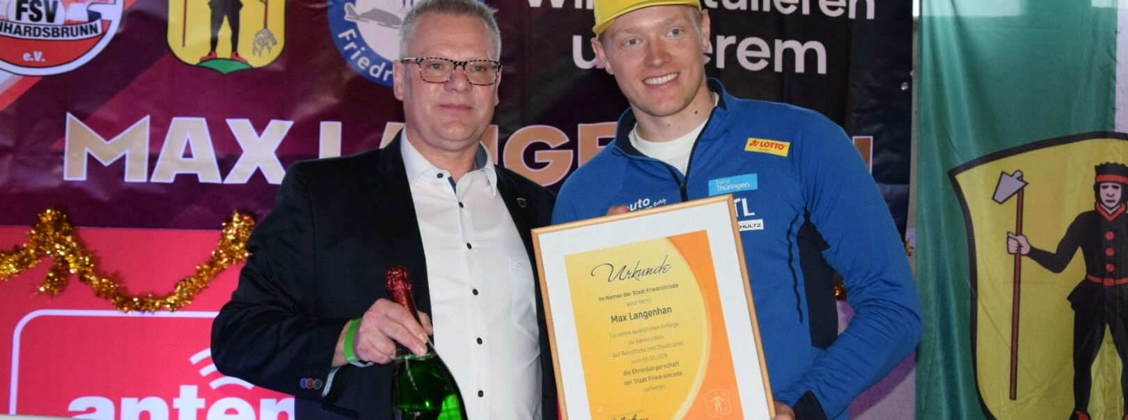 Bürgermeister übergibt Urkunde an Max Langenhan