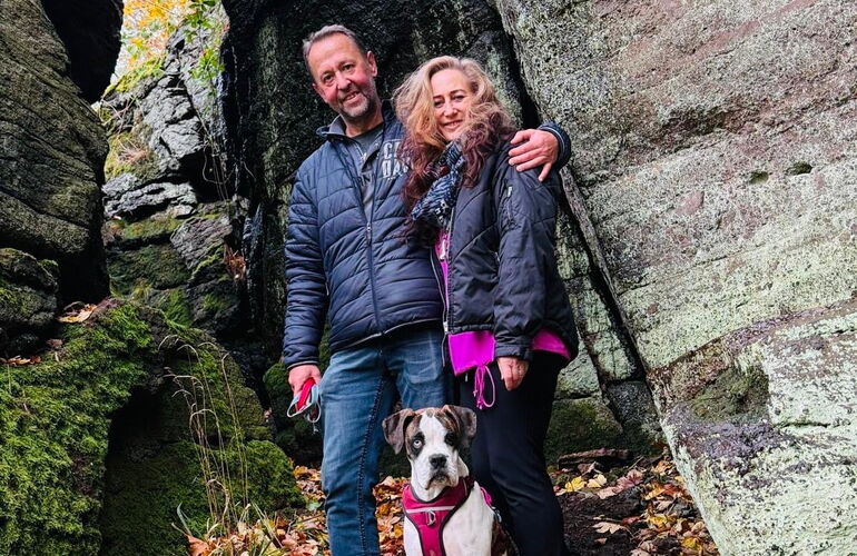 Paar mit Hund in einer kleinen Schlucht beim Wandern