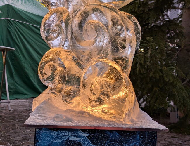 geschnitzter Eisblock als Schiff auf Wellen