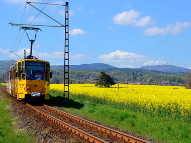 Thüringer Waldbahn mit Großem Inselsberg im Hintergrund