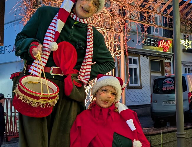verkleidete Weihnachtswichtel
