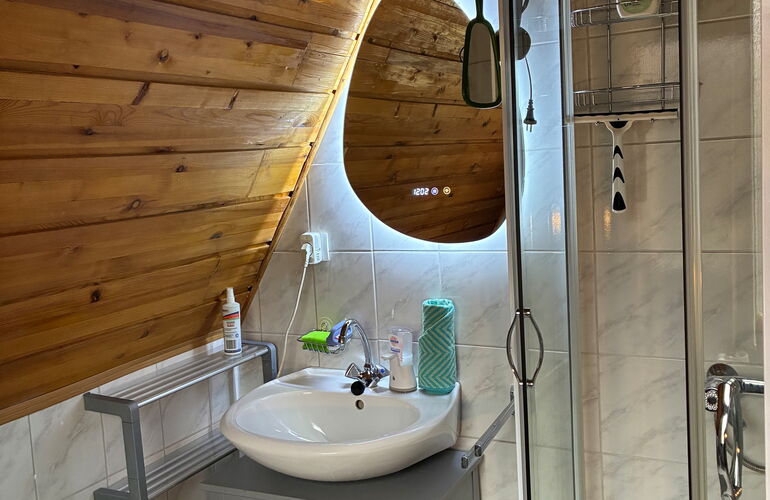 kleines Bad mit Dusche Ferienwohnung