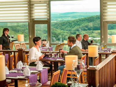 Das Steakrestaurant AZado im Ahorn Berghotel in Friedrichroda (Inselsbergregion) bietet einen hervorragenden Ausblick über den Thüringer Wald