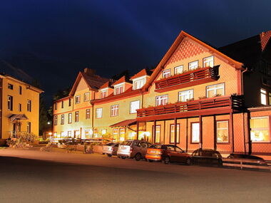 Außenansicht bei Nacht © 