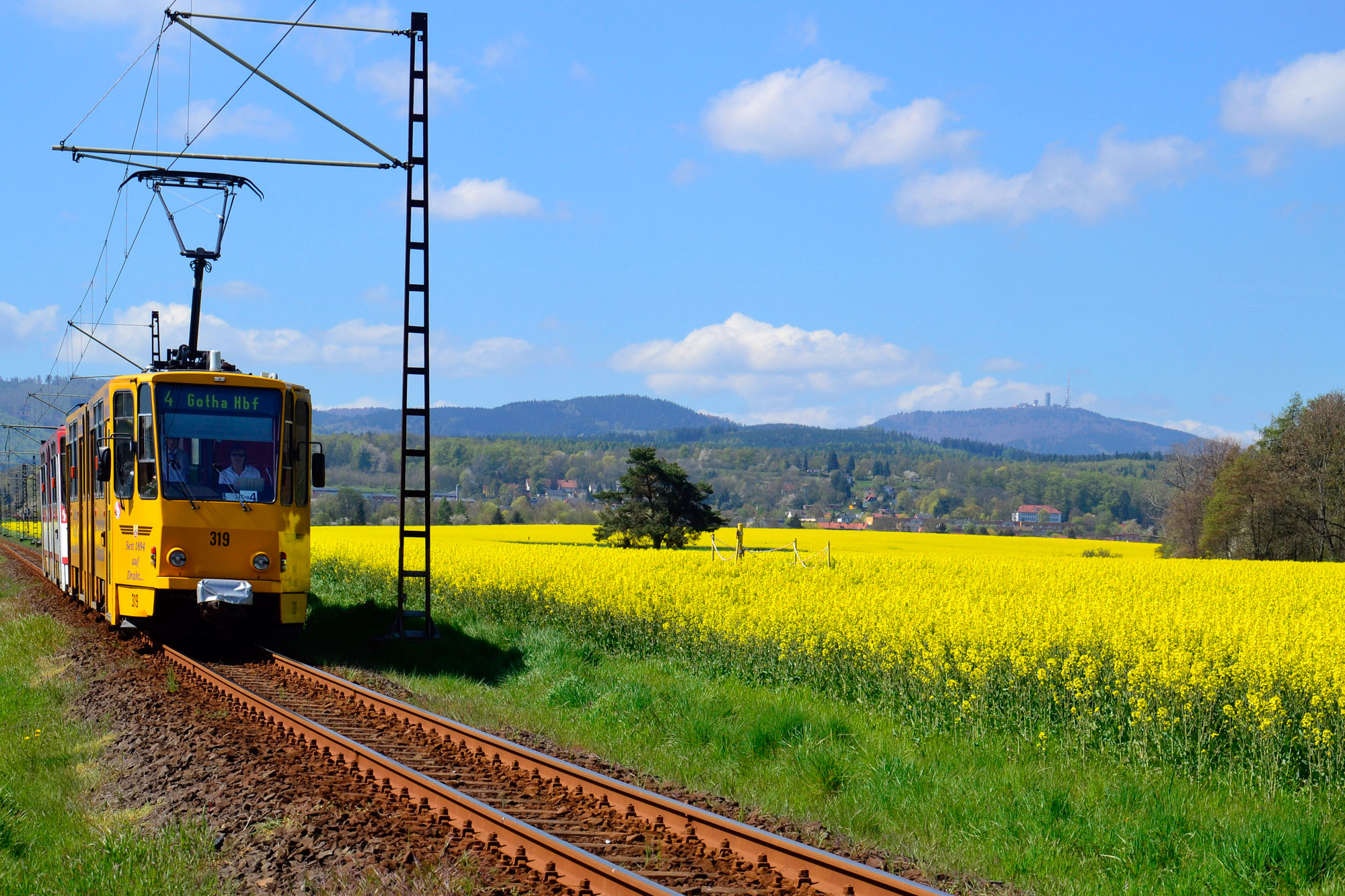 Thüringer Waldbahn mit Großem Inselsberg im Hintergrund